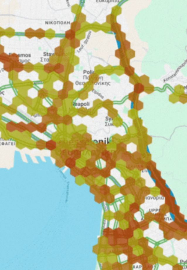 Mapa de Tesalónica, Grecia, con una superposición de mapa de calor hexagonal en amarillo y rojo que muestra la densidad de datos urbanos.