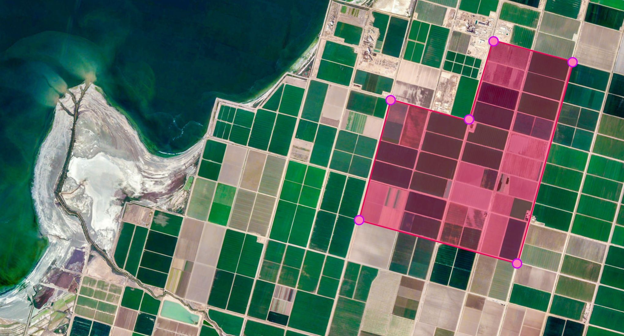 Mapa fotográfico aéreo de tierras de cultivo cercanas a una masa de agua.