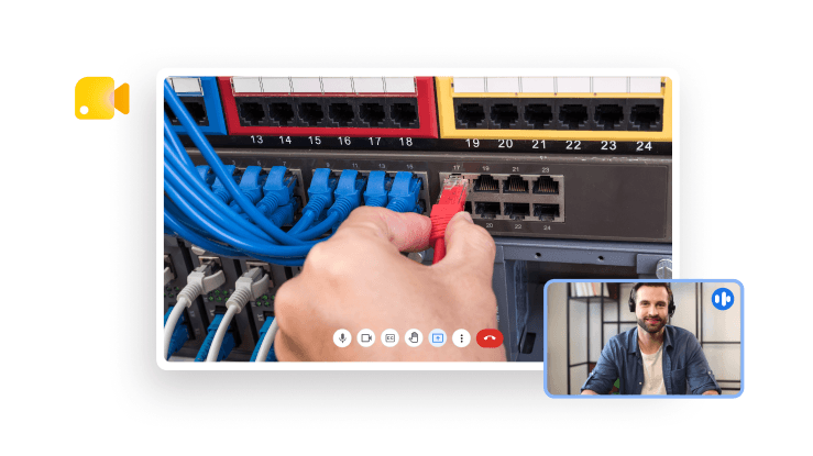 Captura de pantalla de una sesión de Google Meet en la que se guía a un usuario para que conecte un cable de red. El feed principal muestra el rack de hardware, mientras que una ventana pequeña muestra a una persona experta que ayuda al usuario.