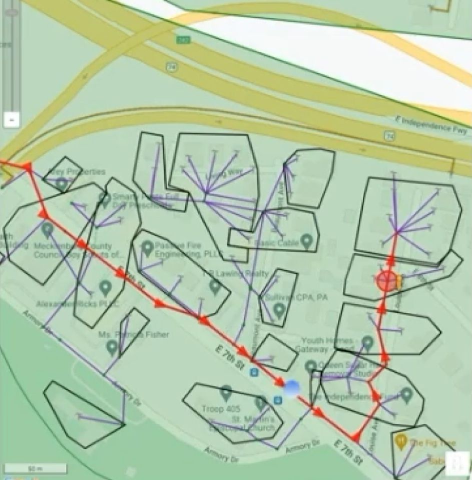 Mapa de calles con flechas direccionales rojas a lo largo de la calle E 7th y líneas de red moradas dentro de las áreas de servicio delimitadas.