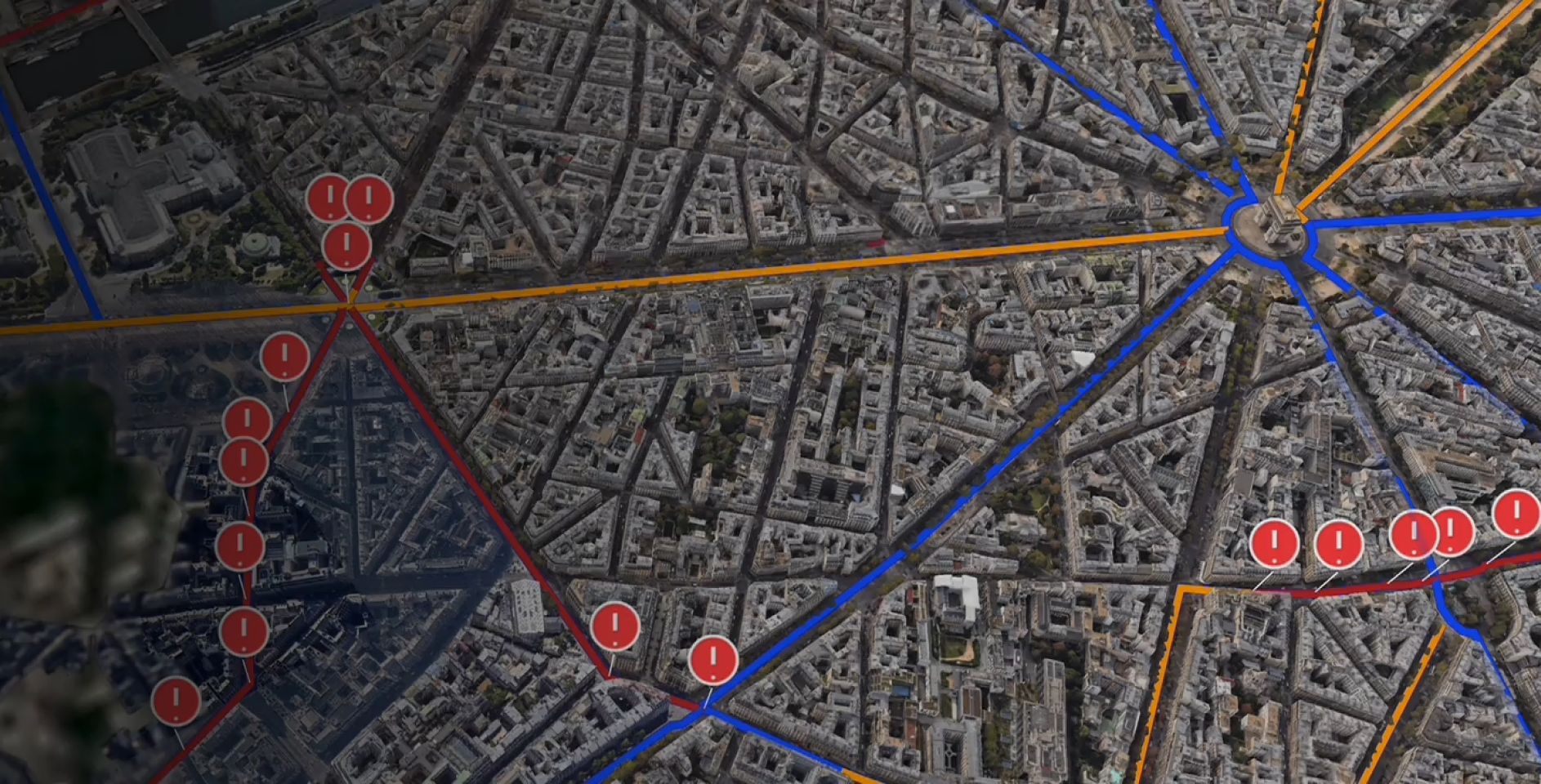 Mapa satelital de París con superposiciones de rutas en azul y naranja e iconos de alerta rojos alrededor del Arco del Triunfo.