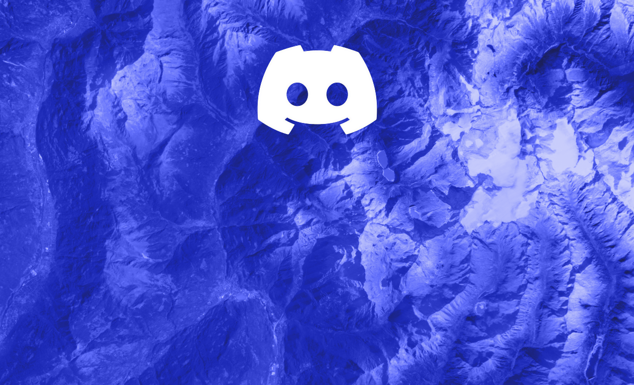 険しい山岳地帯を写した青みがかった衛星画像に、白い Discord のロゴが重ねられている。